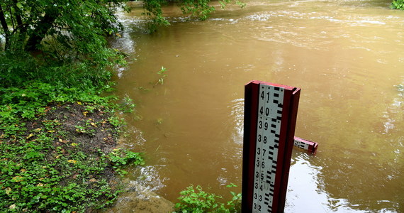 Po zaniku opadów obniżyły się poziomy wód w rzekach na południu województwa śląskiego. Z danych IMiGW wynika, że dziś rano nigdzie nie były już przekroczone stany alarmowe. Na wodowskazach wyraźny był trend malejący.