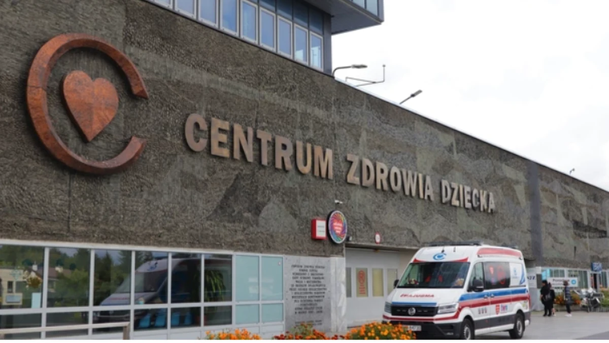 Nie żyje 5-letni Afgańczyk, który kilka dni temu trafił do Centrum Zdrowia Dziecka w Warszawie po zatruciu grzybami. Brak dopływu krwi do mózgu uniemożliwił lekarzom przeprowadzenie przeszczepu wątroby. Wczoraj przeszczepiono natomiast wątrobę drugiemu z zatrutych chłopców. Rokowania co do przeżycia 6-latka są jednak niepomyślne. 