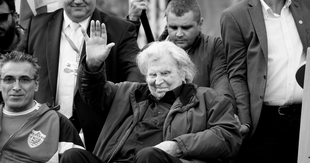 W czwartek w wieku 96 lat zmarł grecki kompozytor Mikis Theodorakis - poinformowało ministerstwo kultury Grecji. Światową sławę przyniosło mu skomponowanie muzyki do filmu "Grek Zorba" z 1964 r., w tym słynnego tańca sirtaki znanego również jako zorba.