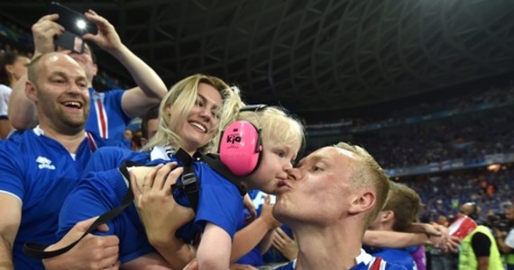 Środowiskiem islandzkiej piłki nożnej wstrząsnął skandal, którego konsekwencją jest dymisja tamtejszego związku. Pewna kobieta oskarżyła publicznie czołowego zawodnika o napaść seksualną. Chodzi o 31-letniego Kolbeinna Sigthorssona. 25-latka utrzymuje, że związek chciał zataić zdarzenie sprzed czterech lat. 