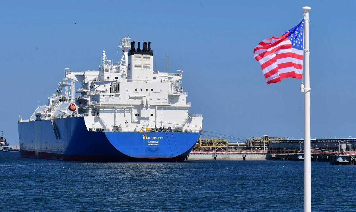 Polskie Górnictwo Naftowe i Gazownictwo zawarło aneksy do umów na dostawy LNG z USA. Jak poinformowała w czwartek spółka aneksy przewidują zwiększenie dostaw o 2 mln ton LNG rocznie przez 20 lat. Wicepremier Jacek Sasin wskazał, że to element prac "nad zapewnieniem 100 proc. dostaw gazu ze źródeł innych niż rosyjskie". 