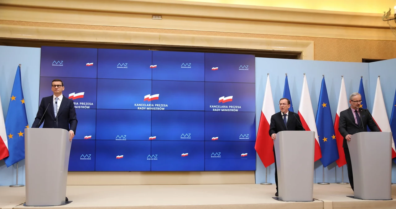 Premier Mateusz Morawiecki, minister spraw wewnętrznych i administracji Mariusz Kamiński oraz minister zdrowia Adam Niedzielski