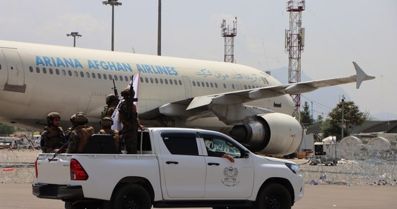 W piątek na lotnisku w Kabulu zostanie wznowiony krajowy ruch lotniczy - poinformowała telewizja w czwartek Al-Dżazira, powołująca się na przedstawiciela afgańskich władz lotniczych. Wznowienie lotów międzynarodowych "zajmie trochę czasu" - dodaje stacja.