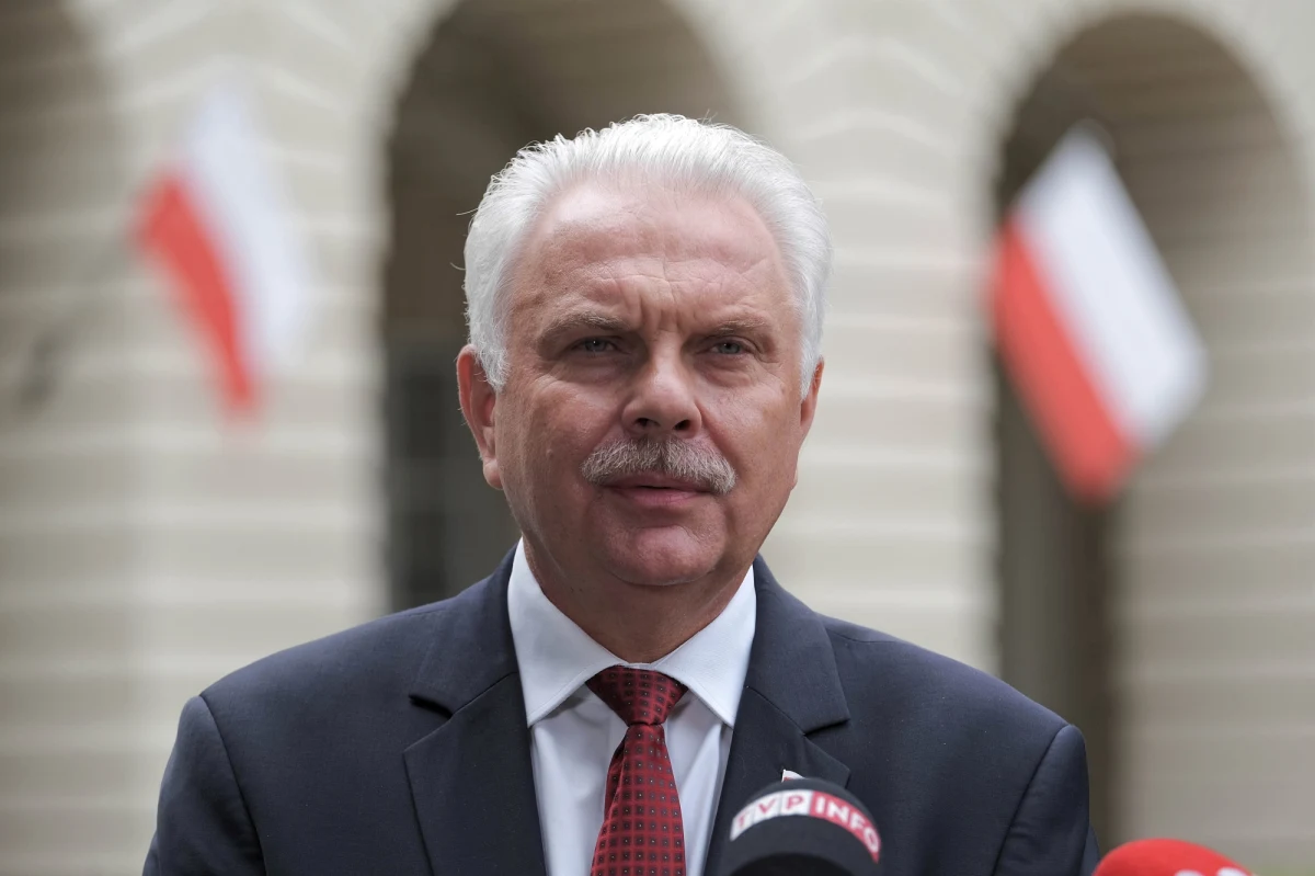 W kolejnych regionach Polski ratownicy medyczni protestują przeciwko zbyt niskim pensjom. "Dyrektorzy stacji powinni rozmawiać z ratownikami o podwyżkach, oni mają na to pieniądze" - przekonywał dziś wiceminister zdrowia po spotkaniu zespołu do spraw ratownictwa medycznego. Waldemar Kraska odbija w ten sposób piłkę w sprawie serii protestów. 