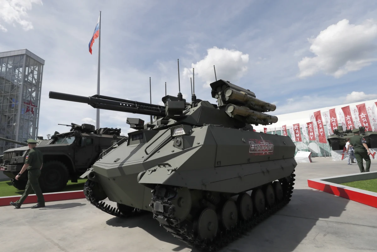 Siły rosyjskie na wspólnych z Białorusią ćwiczeniach Zapad-2021 przetestują pojazdy bojowe Uran-9. Maszyny te zostaną użyte do ochrony i obrony obiektów specjalnych oraz do walki z samolotami bezzałogowymi (dronami) - zapowiada dziennik "Izwiestija".