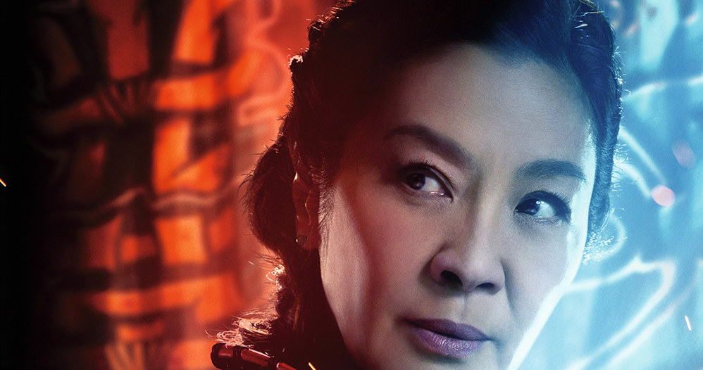 Już w piątek na ekrany kin wchodzi najnowsze komiksowe widowisko Marvela/Disneya, film "Shang-Chi i legenda dziesięciu pierścieni". Jedną z gwiazd tej produkcji jest Michelle Yeoh, najbardziej rozpoznawalna żeńska gwiazda kina kung-fu. W rozmowie z "The Guardian", aktorka opowiedziała o tym, jak przekonała Jackiego Chana do tego, że kobiety nadają się do grania w filmach akcji. Zamiast dyskutować, skopała mu tyłek.