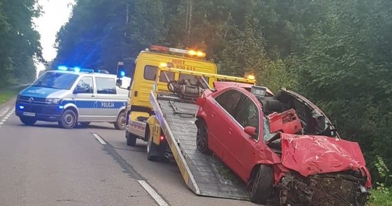 Tragiczny wypadek na drodze relacji Gołotczyzna-Ciechanów. Zginął 18-letni kierowca, z kolei pasażerka tego pojazdu, również 18-latka, w ciężkim stanie została przewieziona do szpitala. 