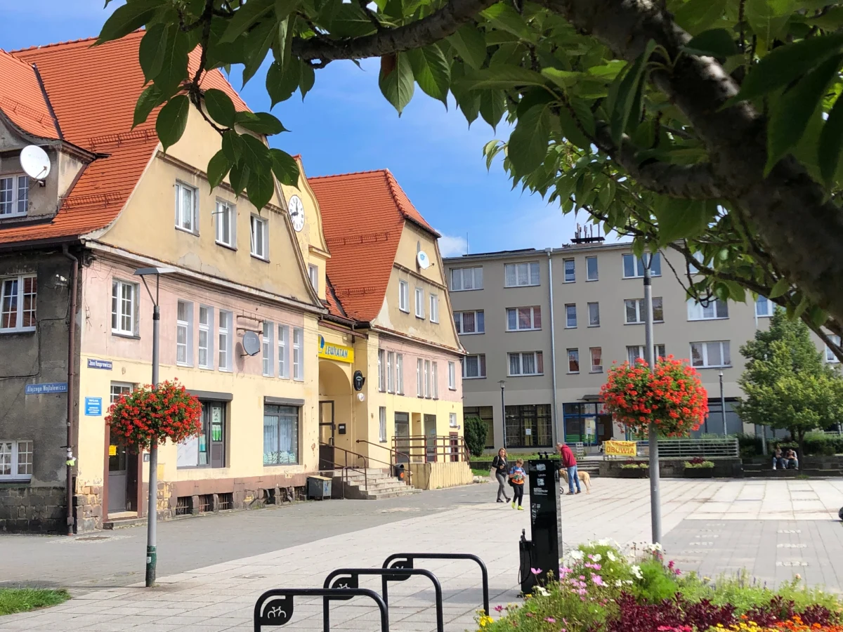 Kolejne po Nikiszowcu i Giszowcu dawne górnicze osiedle w Katowicach zostało wpisane do rejestru zabytków. To część dzielnicy Murcki, gdzie pierwsze domy dla górników budowano na przełomie XIX i XX wieku. Chroniona prawem jest zabudowa kilku ulic. Starania o wpisanie Murcek do rejestru zabytków trwały ok. 6 lat.