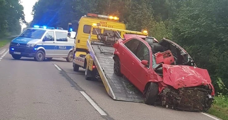 Wypadek koło Ciechanowa. Zginął 18-latek, a jego rówieśniczka jest ciężko ranna