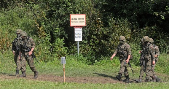 Ograniczenie dostępu do informacji publicznej, zakaz utrwalania za pomocą środków technicznych wyglądu określonych miejsc, obowiązek posiadania przy sobie dowodu osobistego - to niektóre ograniczenia przewidziane w rozporządzeniu prezydenta o wprowadzeniu stanu wyjątkowego na obszarze województwa podlaskiego i lubelskiego. Rozporządzenie weszło w życie z dniem ogłoszenia, tym samym 183 miejscowościach przylegających do granicy z Białorusią od czwartku obowiązuje stan wyjątkowy.