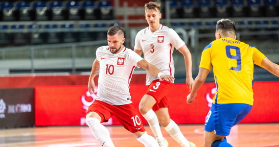 Futsalowa reprezentacja Polski przegrała z Brazylią 1:4 (1:1) w towarzyskim meczu rozegranym w Toruniu. Rewanż w sobotę w Bydgoszczy. Gola dla gospodarzy zdobył bramkarz Bartłomiej Nawrat.