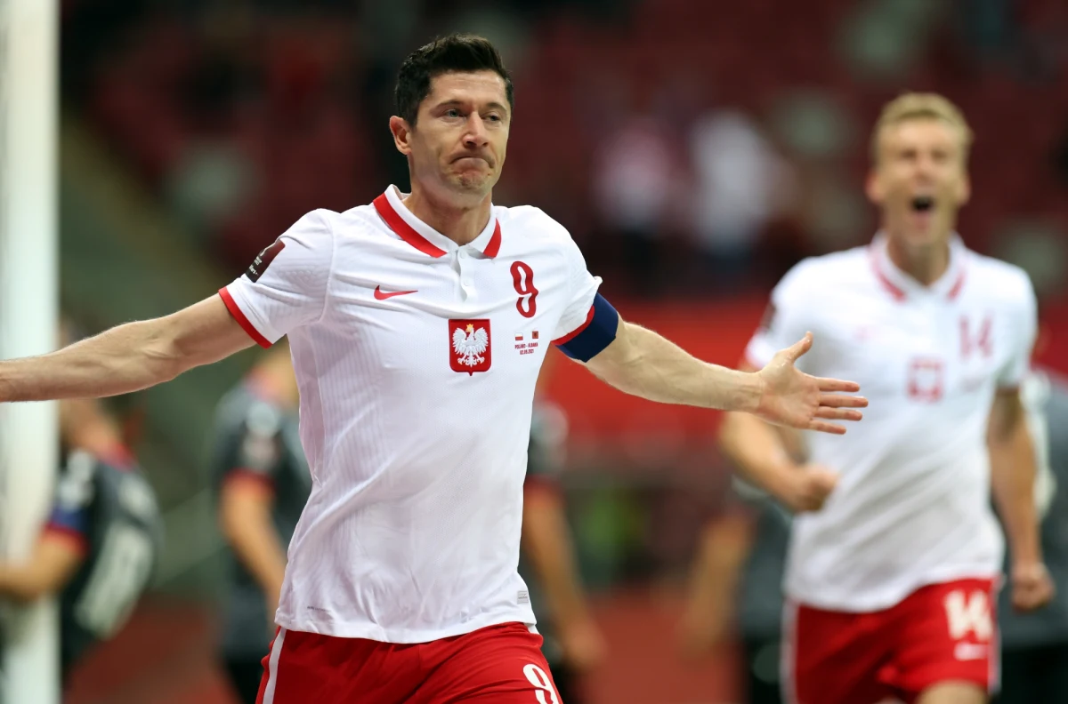 Polscy piłkarze pokonali Albanię 4:1 (2:1) w meczu eliminacji mistrzostw świata w Warszawie. Bramki dla biało-czerwonych zdobyli Robert Lewandowski, debiutujący w kadrze Adam Buksa, Grzegorz Krychowiak oraz Karol Linetty.