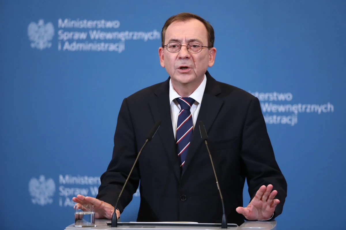 Sytuacja jest bardzo napięta, potrzeba pewnych nowych instrumentów do działania, pewnej swobody działania dla funkcjonariuszy, którzy są na granicy - powiedział szef Ministerstwa Spaw Wewnętrznych i Administracji Mariusz Kamiński tłumacząc wprowadzenie stanu wyjątkowego w pasie przygranicznym. Zapewnił, że Polska jest w kontakcie z Frontexem oraz władzami Litwy i Łotwy.