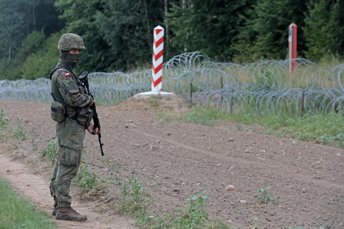 W Dzienniku Ustaw ukazało się po godzinie 22 rozporządzenie Ministra Spraw Wewnętrznych i Administracji w sprawie ograniczenia prawa posiadania broni palnej, amunicji i materiałów wybuchowych w związku z wprowadzeniem stanu wyjątkowego w pasie przygranicznym z Białorusią.