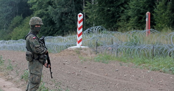 W Dzienniku Ustaw ukazało się po godzinie 22 rozporządzenie Ministra Spraw Wewnętrznych i Administracji w sprawie ograniczenia prawa posiadania broni palnej, amunicji i materiałów wybuchowych w związku z wprowadzeniem stanu wyjątkowego w pasie przygranicznym z Białorusią.