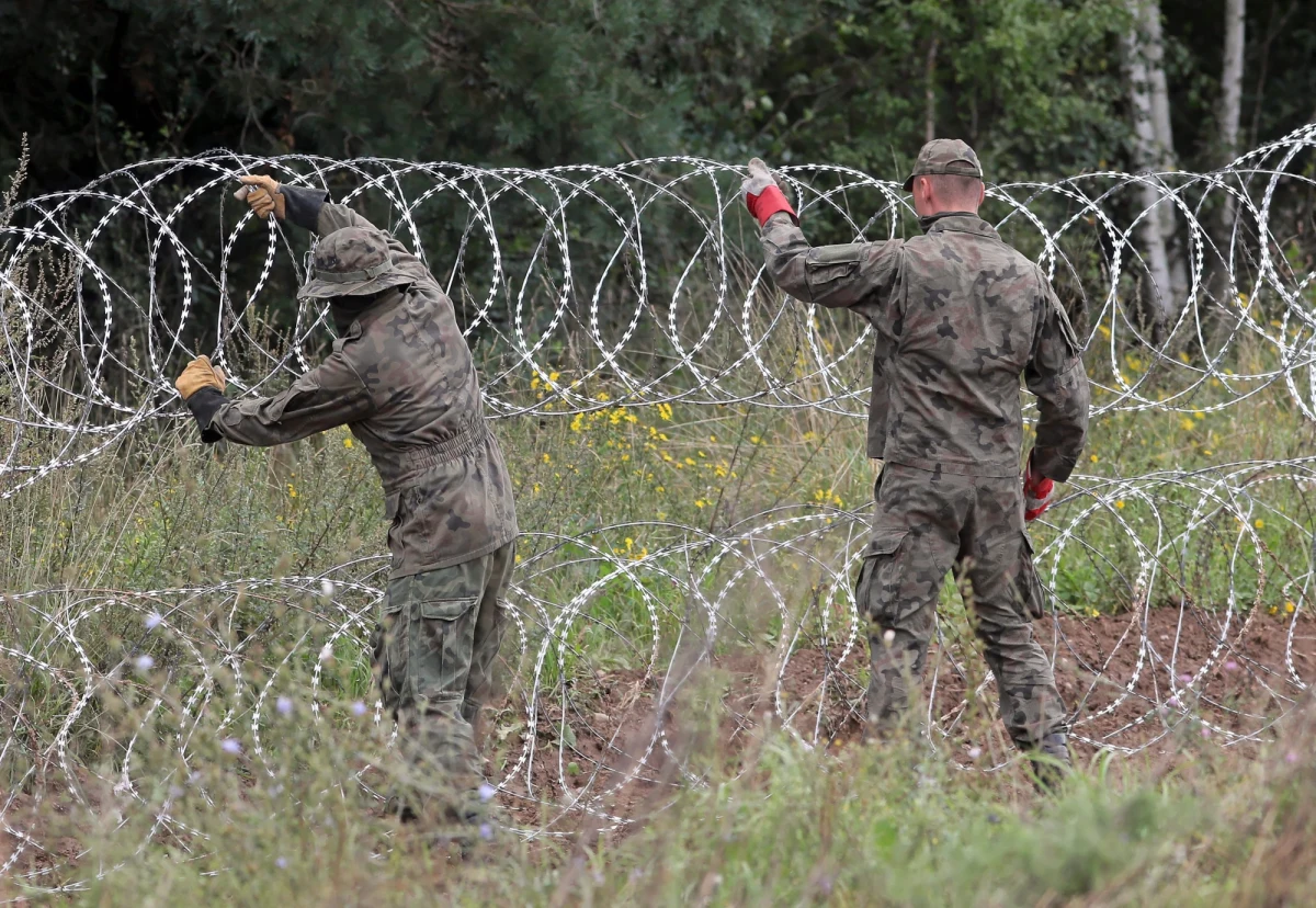Komisja Europejska nie krytykuje wprowadzonego w Polsce stanu wyjątkowego w niektórych miejscowościach przy granicy z Białorusią. Zapewnia, że jest w kontakcie z polskimi władzami. W przesłanym naszej dziennikarce w Brukseli oświadczeniu zapowiada jednak, że jak tylko przepisy rozporządzenia o stanie wyjątkowym zostaną jej przekazane, to je oceni.