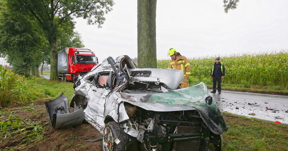 Jutro odbędzie się pogrzeb narzeczonych, którzy zginęli w wypadku samochodowym dzień przed swoim ślubem. 26-letnia Martyna i 32-letni Bartosz zostaną pochowani w jednym grobie na cmentarzu w Niedźwiedziu koło Ostrzeszowa – dowiedziała się Polska Agencja Prasowa.