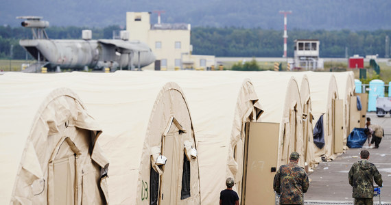 Do Polski trafi dziś kolejna grupa Afgańczyków ewakuowanych przez wojska NATO. To cywile przebywający do tej pory w amerykańskiej bazie lotniczej w Ramstein w Niemczech - informuje dziennikarz RMF FM Robert Mazurek. Do Europy trafili przez Katar.