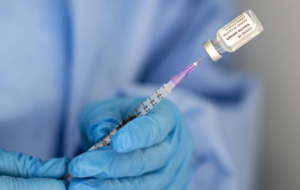 Rządowa Agencja Rezerw Strategicznych próbuje wymienić się szczepionkami z innymi krajami. Chodzi o pozyskanie najwygodniejszej w użyciu, jednodawkowej szczepionki Johnson & Jonson, bo producent od miesiąca nie przysyła obiecanych dostaw. Te mają być wznowione dopiero w drugiej połowie września. 