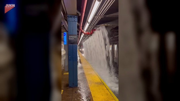 Ulewny deszcz w Nowym Jorku to nic takiego? Okazuje się, że światowa metropolia również musi zmagać się z przyrodą. Spójrzcie na nagranie, jakie dotarło do nas z nowojorskiego metra. Kaskady wody leją się z sufitu, zalewając perony, tory i wagony kolejki. Robi wrażenie