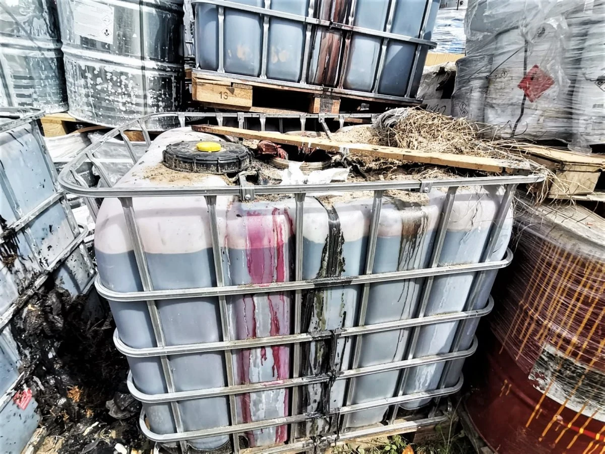 Porzucona ciężarówka z chemikaliami postawiła na nogi wszystkie służby z okolic Szamotuł w Wielkopolsce. O wyciekających substancjach z naczepy tira zaalarmowali mieszkańcy Kaźmierza. Finał okazał się zaskakujący. Policjanci nie wykluczają, że właściciele przyczepy mogą mieć związek z inną historią dotyczącą porzuconych śmieci w tamtej okolicy. 