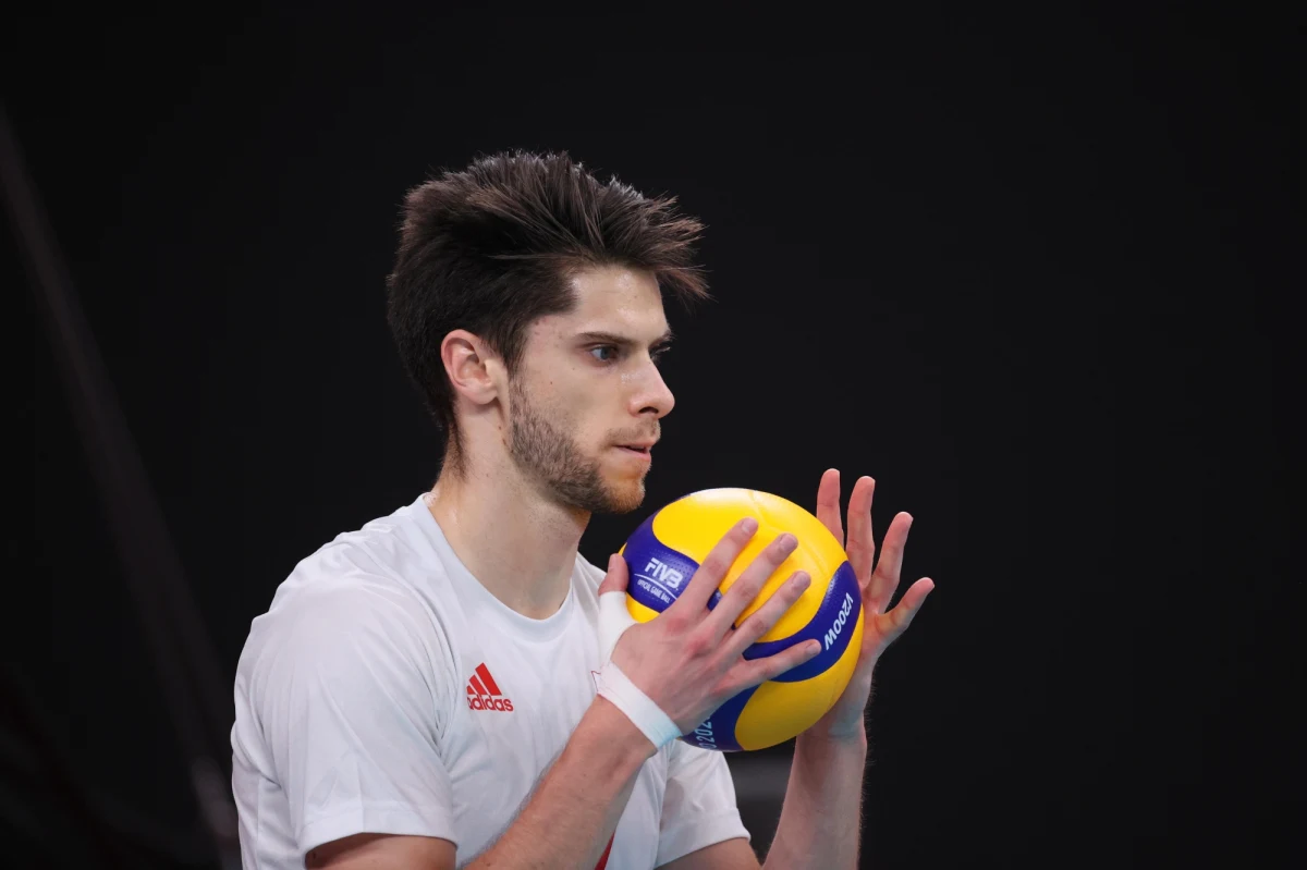 Przyjmujący Aleksander Śliwka w czwartkowy wieczór miał dwa powody do radości: po pierwsze, seniorska reprezentacja Polski w pierwszym meczu mistrzostw Europy, po drugie, jego młodszy brat – Piotr został siatkarskim mistrzem świata w kategorii U-19. „Dla naszej rodziny to jest wiadomość dnia” – skomentował sukces brata.