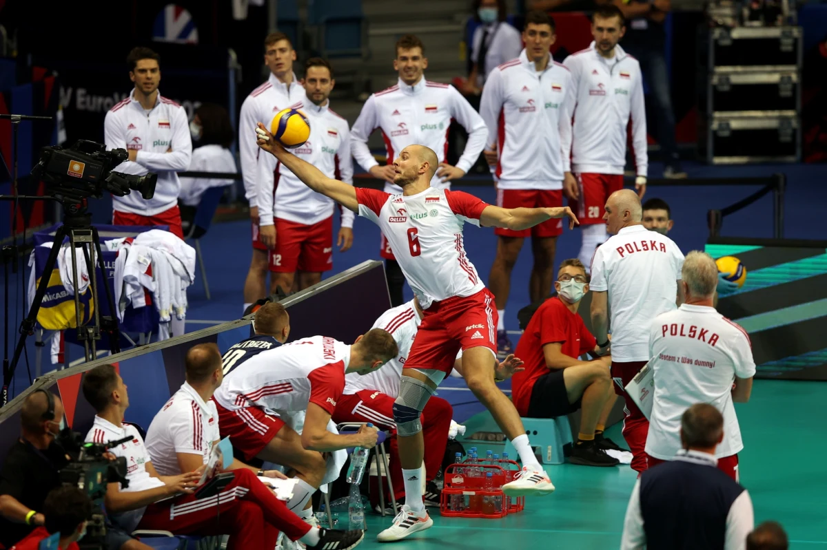 Polscy siatkarze rozpoczęli mistrzostwa Europy. W Tauron Arenie w Krakowie w pierwszym meczu, po odpadnięciu z igrzysk olimpijskich w Tokio, pokonali 3:1 Portugalię. Dziś nasi siatkarze mają dzień przerwy w turnieju. Ten czas sztab reprezentacji zamierza wykorzystać na przygotowania do najważniejszego, sobotniego meczu grupowego z Serbią. "Spotkanie rozegra się głównie w głowie" - mówi Michał Mieszko Gogol, asystent selekcjonera naszej siatkarskiej reprezentacji Vitala Heynena, z którym rozmawiał Wojciech Marczyk z redakcji sportowej RMF FM.