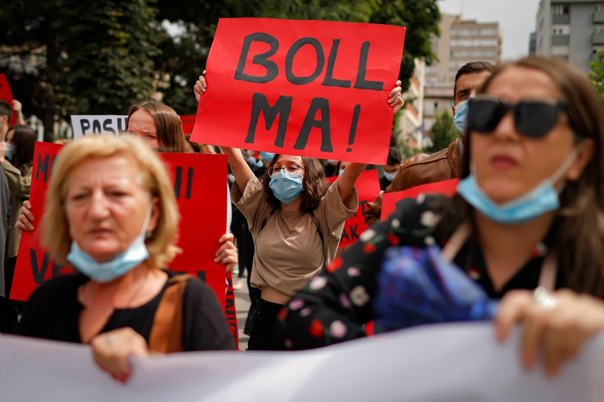 Na ulicach miast Kosowa odbyły się manifestacje kobiet protestujących przeciwko przemocy. To następstwo głośnej sprawy brutalnego morderstwa 18-latki. Marigona Osmani była gwałcona i torturowana przez dwa dni. Oprawcy porzucili ciało pobitej na śmierć dziewczyny przed bramą szpitala.