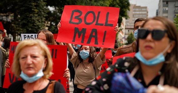 Na ulicach miast Kosowa odbyły się manifestacje kobiet protestujących przeciwko przemocy. To następstwo głośnej sprawy brutalnego morderstwa 18-latki. Marigona Osmani była gwałcona i torturowana przez dwa dni. Oprawcy porzucili ciało pobitej na śmierć dziewczyny przed bramą szpitala.