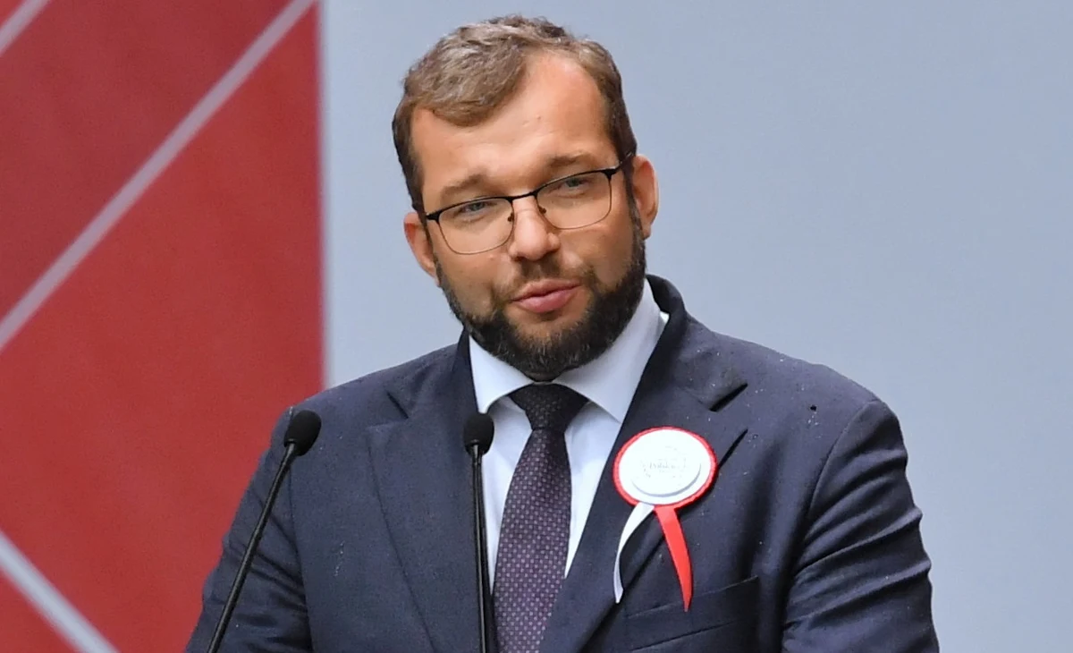 ​Minister rolnictwa Grzegorz Puda początkowo chciał zwolnić urzędnika, który nie załatwił mu przejścia VIP na lotnisku. Wyrzucił jednak pracownika dyscyplinarnie za "nieuprawnione przekazywanie mediom informacji".