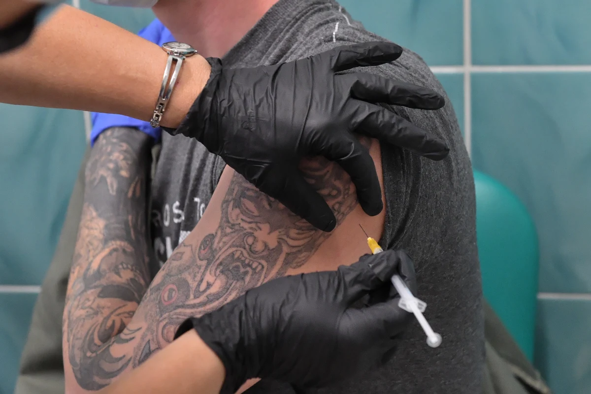 Unia Europejska i AstraZeneca osiągnęły porozumienie w sprawie dostaw szczepionek. Oznacza to, że firma dostarczy pozostałe, zaległe dawki preparatu przeciwko Covid-19 państwom członkowskim i to na warunkach umowy zawartej w sierpniu 2020 roku. Takie informacje podała Komisja Europejska.