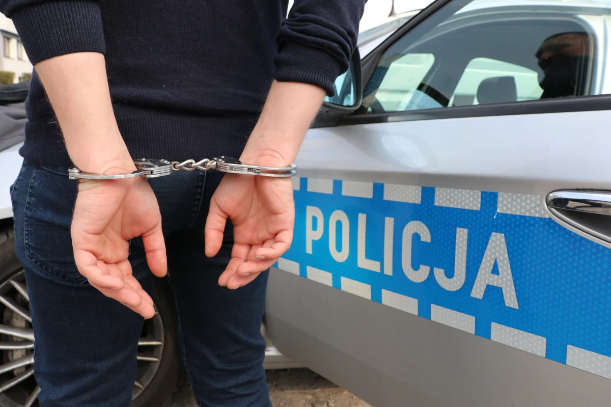 Na jednym z łódzkich osiedli policjanci zatrzymali poszukiwanego listem gończym 42-latka. Podczas zatrzymania mężczyzna zaatakował ich nożem, jednak został szybko obezwładniony. Za czynną napaść na funkcjonariuszy grozi mu do 10 lat pozbawienia wolności.