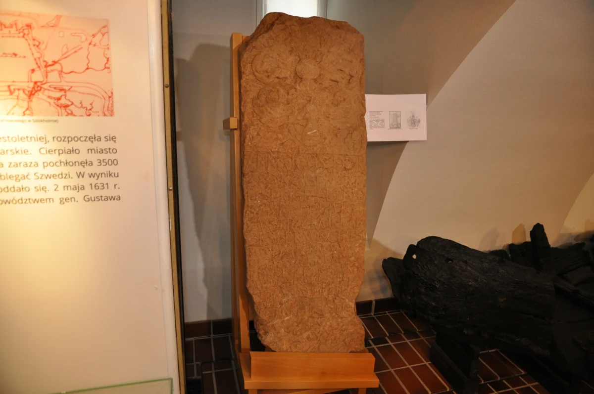 Przez kilkaset lat informował przechodniów, że w tym miejscu doszło do tragedii. W latach 70. ubiegłego wieku zaginął, teraz udało się go odnaleźć i odrestaurować. Niedaleko Kołobrzegu udało się archeologom natrafić na kamień pokutny z początków XVII wieku.