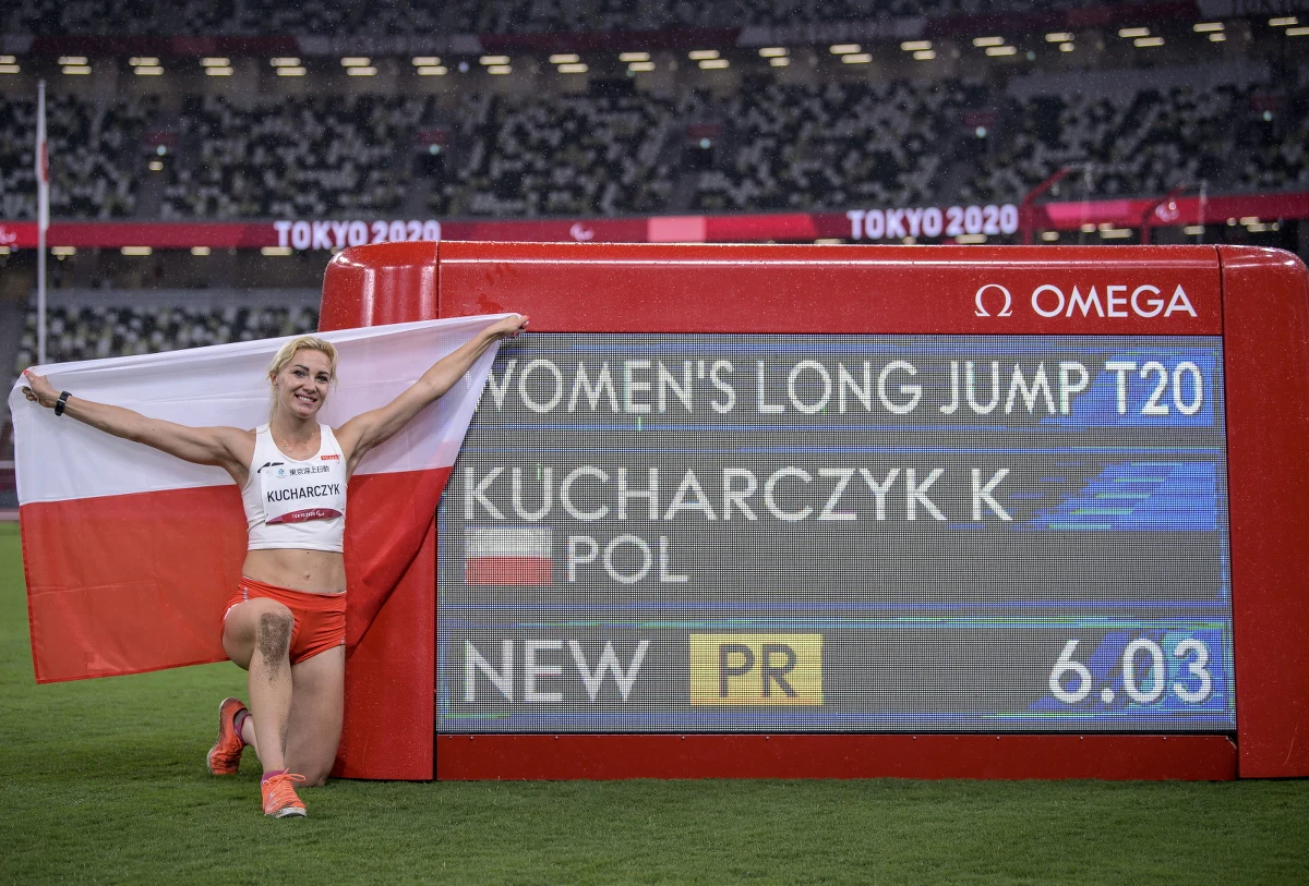 ​Karolina Kucharczyk wygrała konkurs skoku w dal (klasa T20) i ustanowiła rekord paraolimpijski 6,03 m. To 23. medal zdobyty przez polskich sportowców w Tokio. Powtórzyła osiągnięcie z Londynu, zaś w Rio de Janeiro była druga w tej konkurencji.