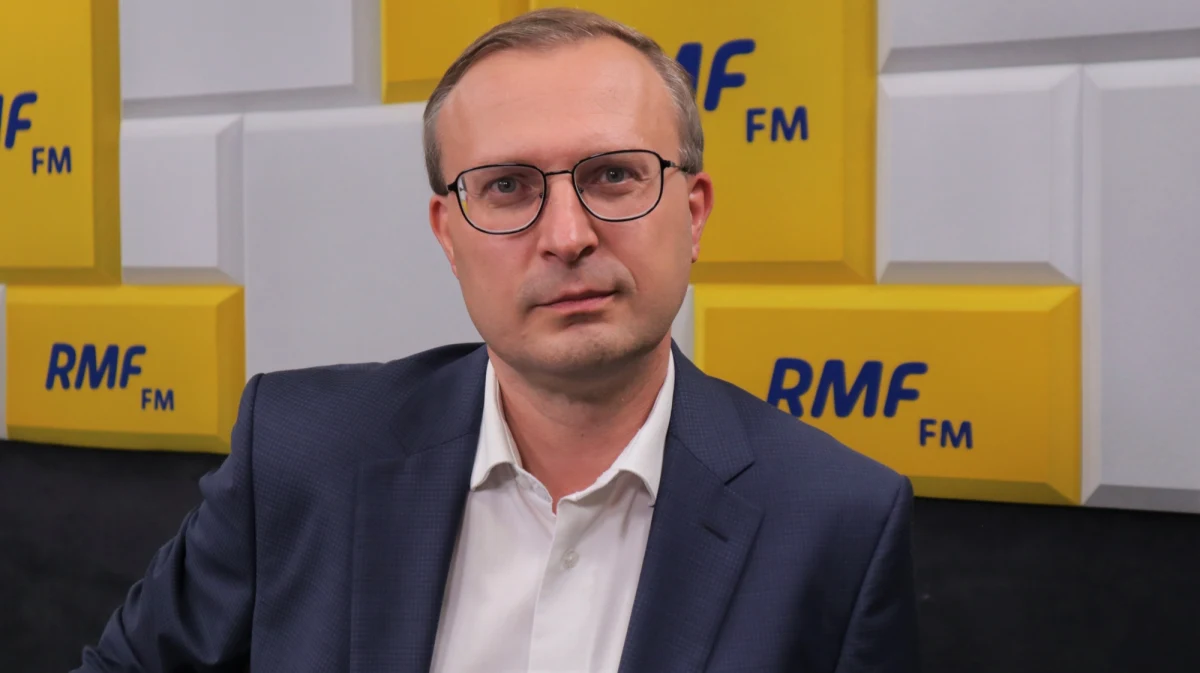 „Jeżeli chodzi o zagrożenie hiperinflacją, to absolutnie nam to nie grozi. Z recesji, spowodowanej pandemią, gospodarka przeszła bardzo szybko do boomu” – mówił w Popołudniowej rozmowie w RMF FM Paweł Borys. W rozmowie z Markiem Tejchmanem prezes Polskiego Funduszu Rozwoju komentował także wzrosty cen w sklepach: „Wzrost cen powinien być widoczny do końca tego roku. W 2022 roku dynamika wzrostu zacznie powoli spadać” – przewidywał Paweł Borys.