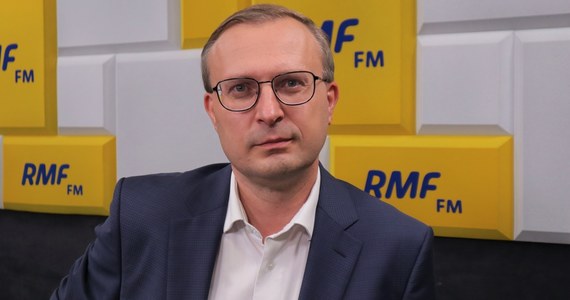 „Jeżeli chodzi o zagrożenie hiperinflacją, to absolutnie nam to nie grozi. Z recesji, spowodowanej pandemią, gospodarka przeszła bardzo szybko do boomu” – mówił w Popołudniowej rozmowie w RMF FM Paweł Borys. W rozmowie z Markiem Tejchmanem prezes Polskiego Funduszu Rozwoju komentował także wzrosty cen w sklepach: „Wzrost cen powinien być widoczny do końca tego roku. W 2022 roku dynamika wzrostu zacznie powoli spadać” – przewidywał Paweł Borys.