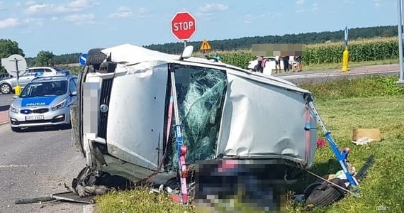 Policja wyjaśnia okoliczności tragicznego wypadku w Łaziskach na Lubelszczyźnie. Osobowy fiat wjechał tam do rowu i dachował. Kierowca zginął na miejscu. 