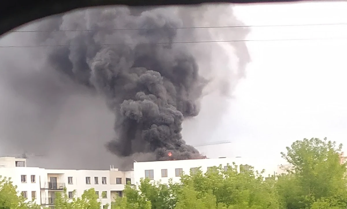 Na budowie przy ulicy Bukowieckiej w Warszawie zapaliło się późnym południem poszycie powstającego tam bloku. Kłęby gęstego czarnego dymu było widać aż z peronów na terenie Dworca Wschodniego. W pożarze nikt nie został ranny. Na Gorącą linie RMF FM słuchacze przesyłali nam zdjęcia z tego wydarzenia. 