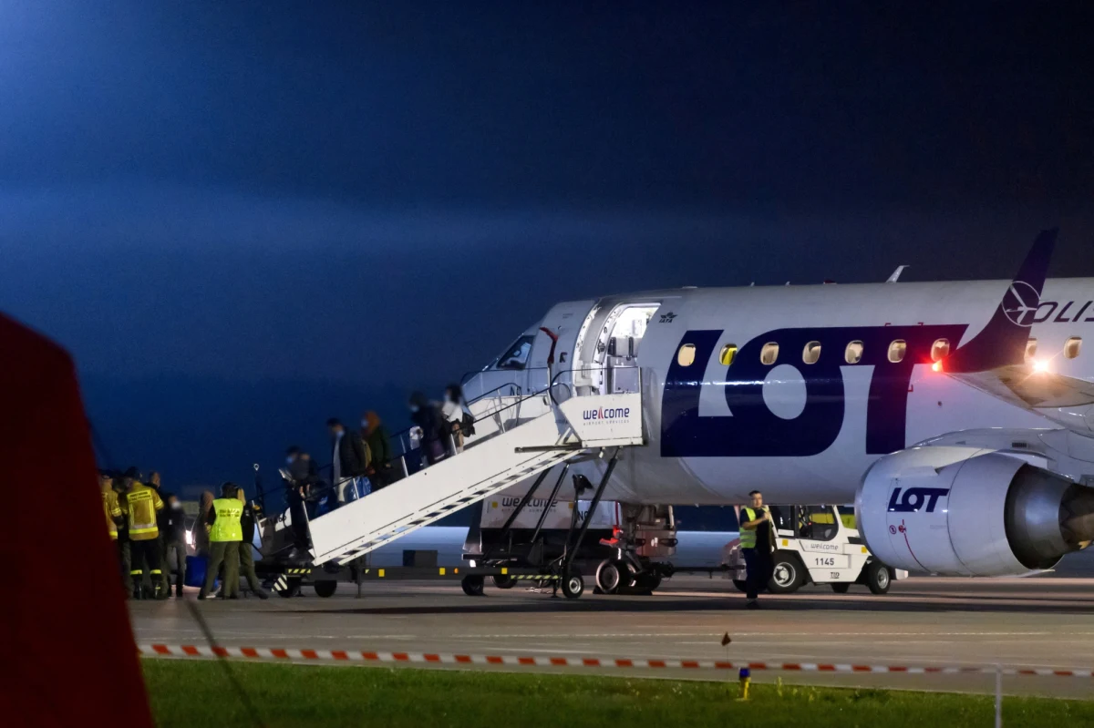 Po północy na lotnisku Poznań-Ławica wylądowały samoloty z pierwszą grupą 114 ewakuowanych Afgańczyków. Relokowani przylecieli z amerykańskiej bazy wojskowej w niemieckim Ramstein i trafią do jednego z poznańskich hoteli.