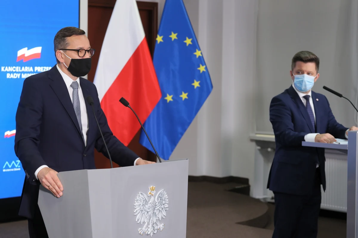 "Nie planujemy żadnej rekonstrukcji rządu" - twardo zapewnił premier Mateusz Morawiecki, Gość Krzysztofa Ziemca w RMF FM. Tak skomentował pojawiające się w ostatnim czasie doniesienia medialne, jakoby z kancelarii premiera miał odejść jej szef Michał Dworczyk oraz minister klimatu i środowiska Michał Kurtyka. 
