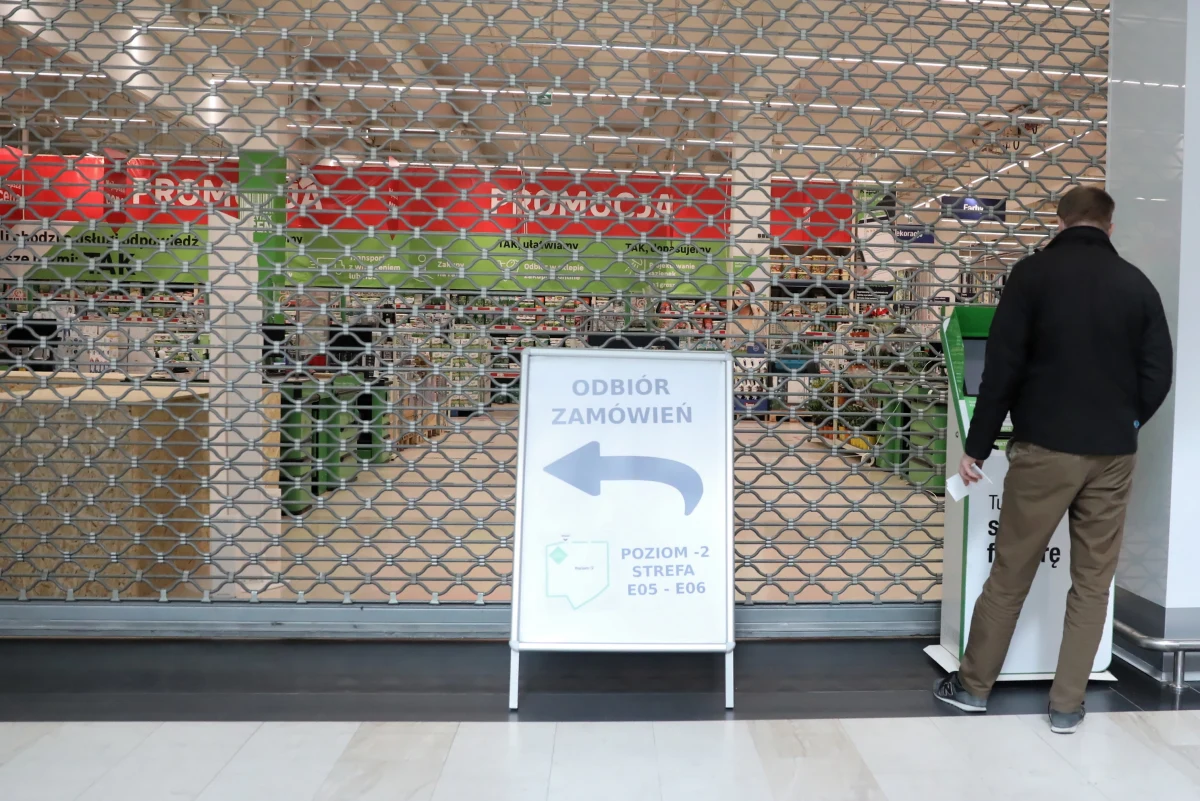 "Nie planujemy dziś lockdownu, dlatego że on może oznaczać duże straty w gospodarce, a więc też ubytek miliardów złotych" - powiedział premier Mateusz Morawiecki, który był gościem Krzysztofa Ziemca w RMF FM. "My straciliśmy gigantyczne pieniądze, m.in. właśnie dlatego, że ratowaliśmy miejsca pracy. Przeznaczyliśmy ponad 200 mld zł na ratowanie miejsc pracy, po to, żeby dziś mieć jedną z najlepszych sytuacji na rynku" - dodał szef rządu.