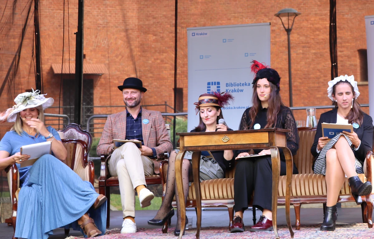 115-lecie powstania dramatu "Moralność Pani Dulskiej" miała w Krakowie swoją wyjątkową odsłonę. 4 września - w ramach akcji Narodowe Czytanie sztukę Gabrieli Zapolskiej prezentowały u stóp kopca Kościuszki znane i lubiane postaci: m.in. Ewa Wachowicz, Tomasz Organek oraz Maria Sajdak.