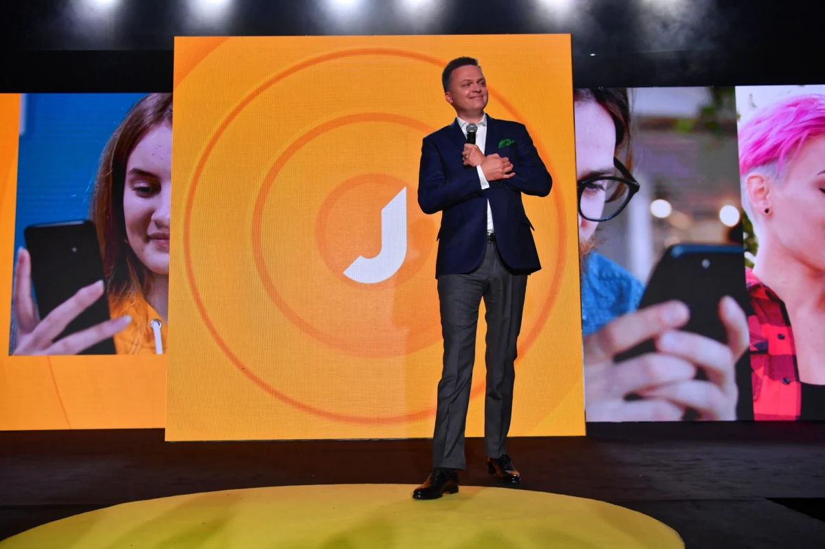 "Obiecuję, że zrobimy wszystko, aby do 2030 roku zniknęły wszystkie domy dziecka" - mówił na kongresie w Warszawie lider Polski 2050 Szymon Hołownia. "Polska powinna i może być krajem bez domów dziecka" - dodał. Wśród ogłoszonych zapowiedzi pojawiło się też m.in. przywrócenie praworządności, likwidacja Funduszu Kościelnego i głosowanie w wyborach od 16. roku życia.