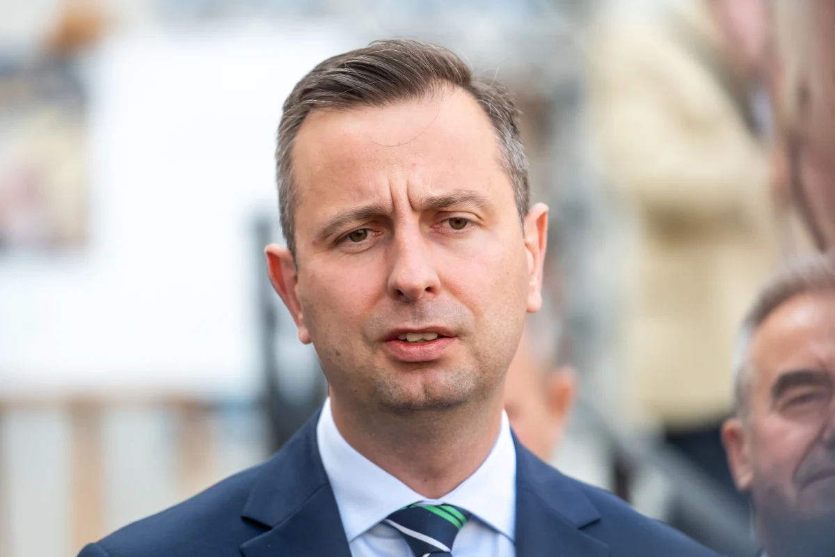 ​Stan wyjątkowy w polskim pogotowiu trwa od dawna. To jest stan wyjątkowego zagrożenia dla pacjentów - podkreślił prezes Polskiego Stronnictwa Ludowego Władysław Kosiniak-Kamysz. Dodał, że rozwiązaniem sytuacji jest inne finansowanie ochrony zdrowia, m.in. z akcyzy na alkohol i papierosy.