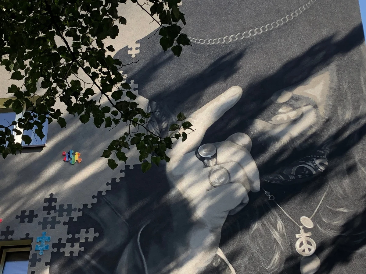 ​Mural upamiętniający charyzmatycznego wokalistę zespołu Dżem Ryszarda Riedla powstał w jego rodzinnym mieście - Tychach - na ścianie czteropiętrowego bloku osiedla F, w którym przez lata muzyk mieszkał. Mural odsłonięto w trakcie happeningu, który zgromadził kilkaset osób.