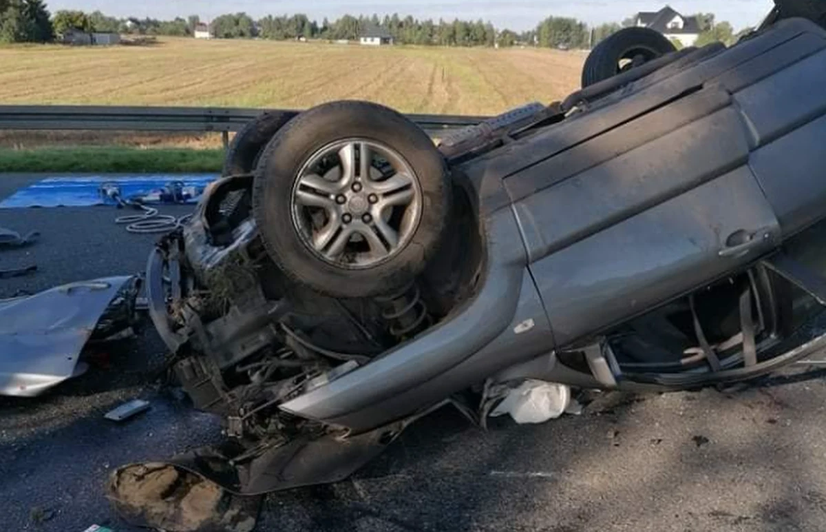 Do tragicznego w skutkach wypadku doszło w miejscowości Zagrody w woj. lubelskim na drodze krajowej nr 19. Samochód osobowy wypadł z jezdni i dachował. Zginęły trzy osoby.