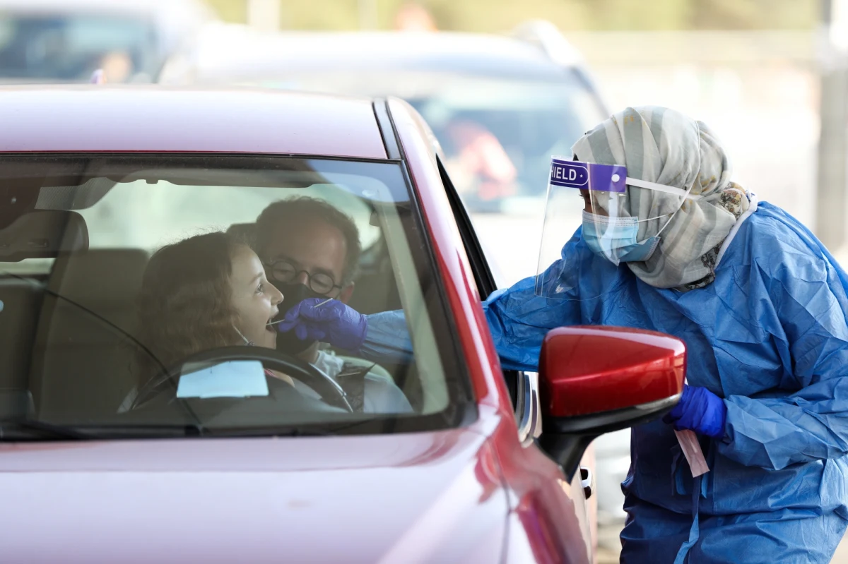 Ministerstwo Zdrowia poinformowało, że ostatniej doby zakażenie koronawirusem potwierdzono u 324 osób. Dobra wiadomość jest taka, że nikt nie umarł. W szpitalach przebywa natomiast 500 pacjentów z Covid-19.  