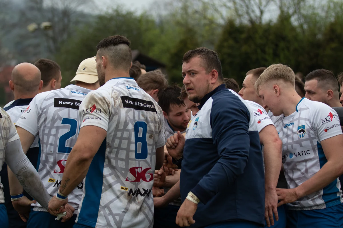 W wyjazdowym meczu trzeciej kolejki Ekstraligi Rugby Juvenia Kraków uległa Lechii Gdańsk 0:27 (0:10). Smoki podjęły walkę i z pewnością nie można mówić o wyraźnej przewadze gospodarzy. Było to spotkanie pełne twardych starć. Gdańszczanie wygrali doświadczeniem, którego zabrakło krakowianom. 