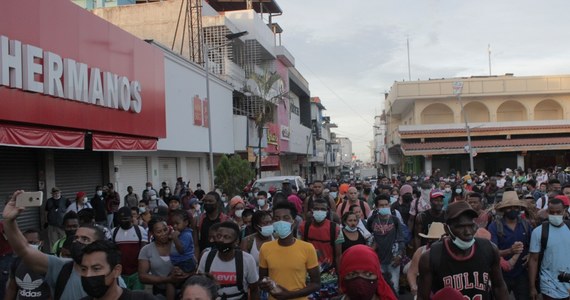 Karawana, która liczy około 400 osób i składa się głównie z migrantów z Hondurasu i Ameryki Środkowej wyruszyła z miasta Tapachula w Meksyku i zmierza do USA - podaje Reuters. W ubiegłym tygodniu służby porządkowe Meksyku brutalnie rozpędziły inne grupy migrantów.