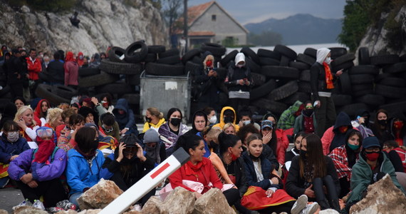 W mieście Cetynia w Czarnogórze doszło do starć między policją i kilkuset demonstrantami protestującymi przeciwko intronizacji nowego zwierzchnika Serbskiej Cerkwi Prawosławnej w Czarnogórze, Joannicjusza II. Uroczystość ta ma odbyć się w niedzielę.